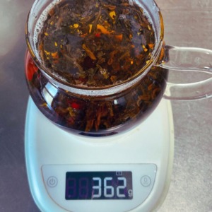 注湯:計量しながらお湯を注ぐ